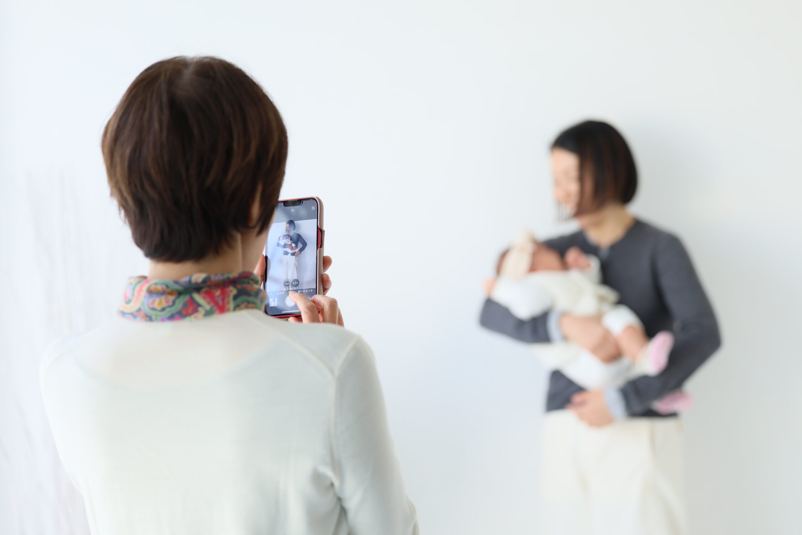 写真商品を手に持つイメージ