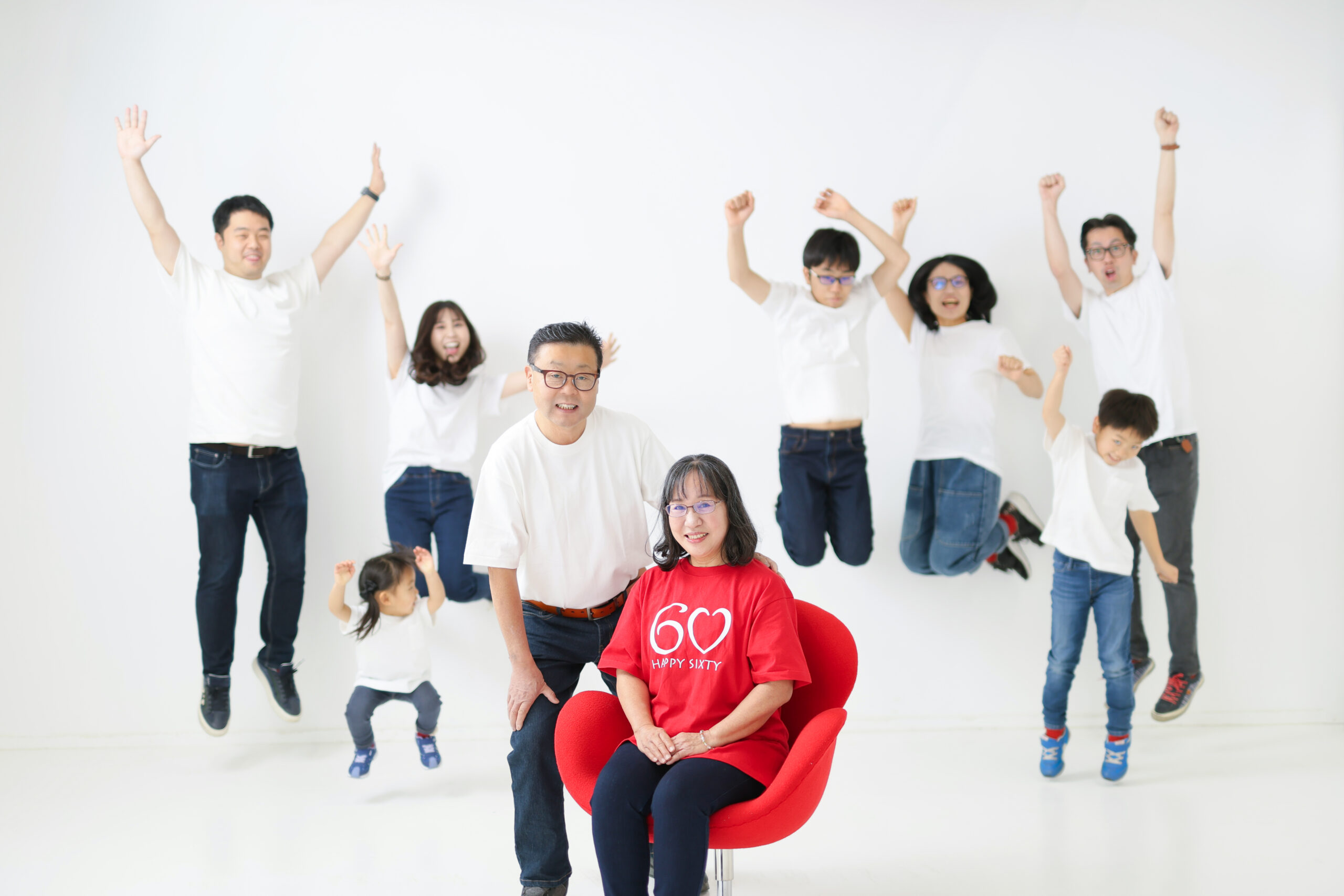 お盆に家族が集まる時期の家族写真イメージ